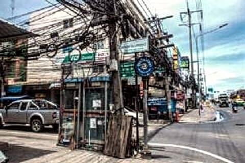 Таиланд. Новости: Жители Паттайи устали ждать решения проблемы с проводами.
