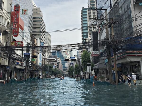 Таиланд. Новости: Губернатор извинился за то, что Бангкок ушёл под воду.