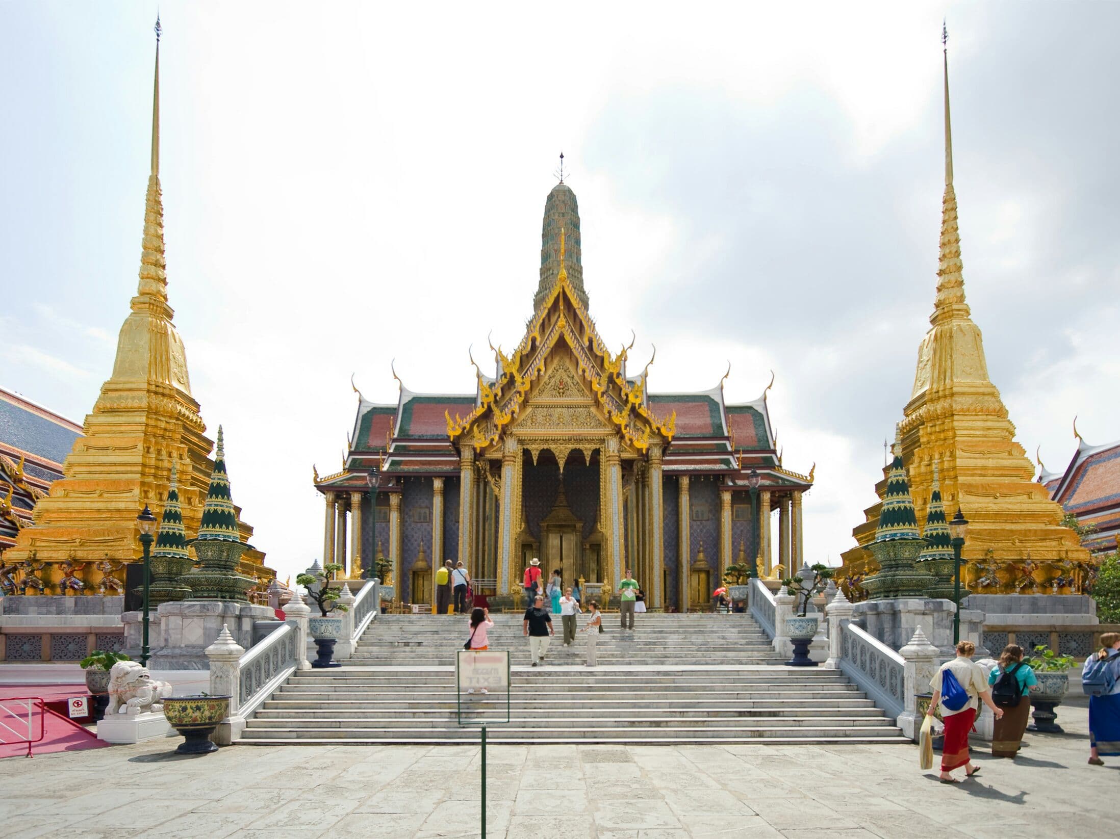 Тайланд. Новости: Полиция разыскивает бестыжую туристку из храма Ват-Пра-Кэо.