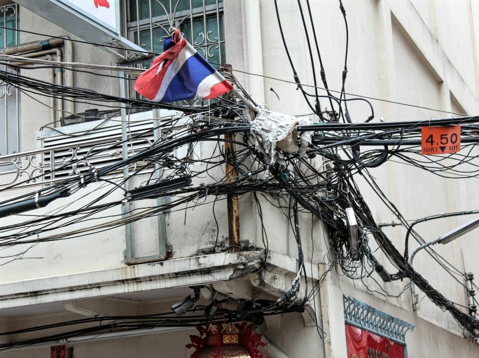 Тайланд. Новости: Власти Бангкока планируют закопать 2700 км кабелей.