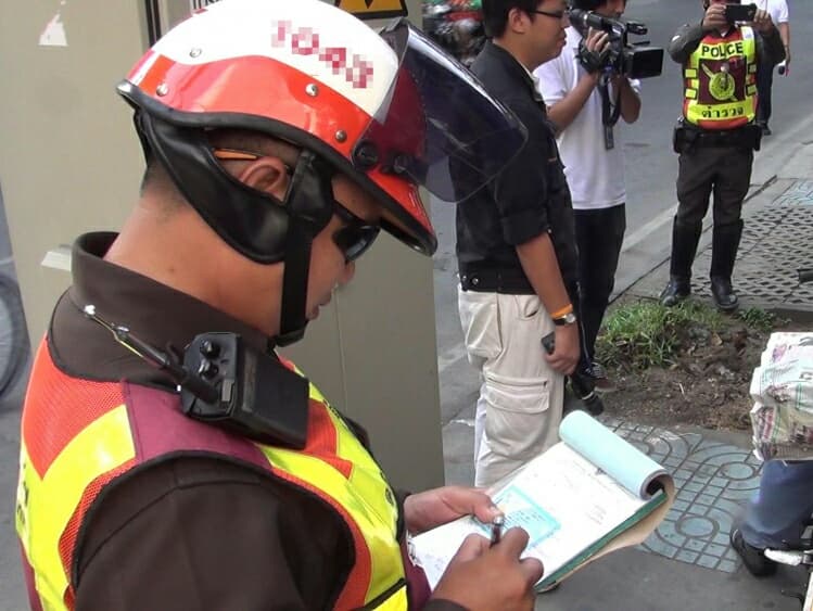 Тайланд. Новости: Тайским полицейским запретили носить солнцезащитные очки.