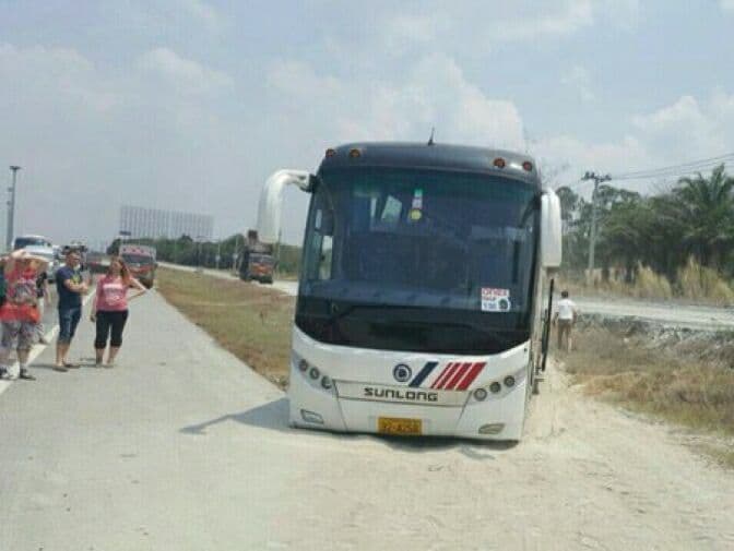 Автобус тайского тур оператора «Анекс тур», в Таиланде, застрял на грунтовой дороге.