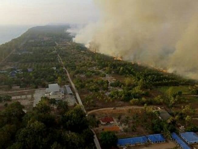 Лесные пожары угрожают деревням на севере Пхукета.