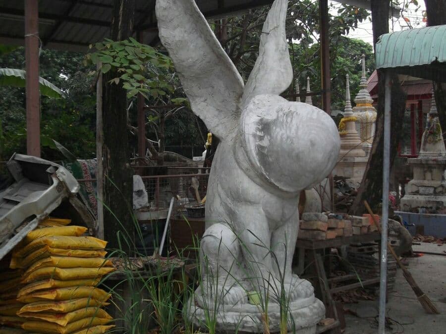 В одном из храмов Бангкока установили статую пениса с лапами и крыльями.