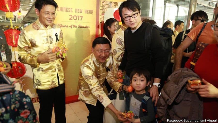 Таиланд. Новости: Суванабуми дарит апельсиновое мыло туристам, прилетевшим на Китайский новый год.