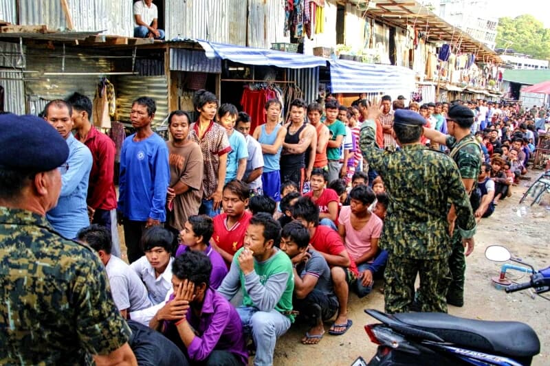 Таиланд. Новости: Во время рейда в Чон Бури задержано 310 нелегальных гастарбайтеров.