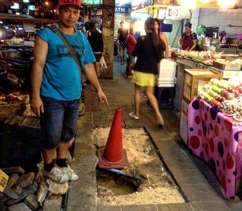 Таиланд. Новости: Продавцы требуют отремонтировать яму, куда постоянно падают туристы.