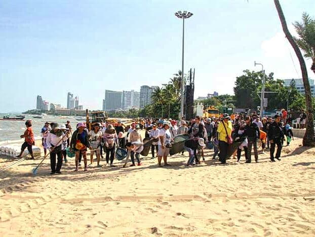 Таиланд. Новости: Уборка пляжа в Паттайе превратилась в карнавал.