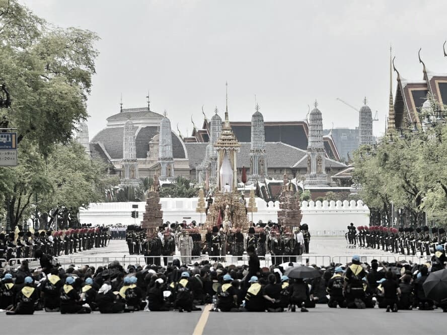 Таиланд. Новости: Три тайских СМИ лишились прав транслировать церемонию королевских похорон.