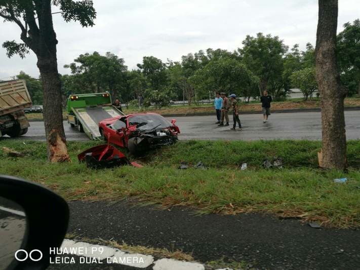 В Корате на "трассе дружбы" в хлам разбился новенький красный Ferrari. В Корате на "трассе дружбы" в хлам разбился новенький красный Ferrari.