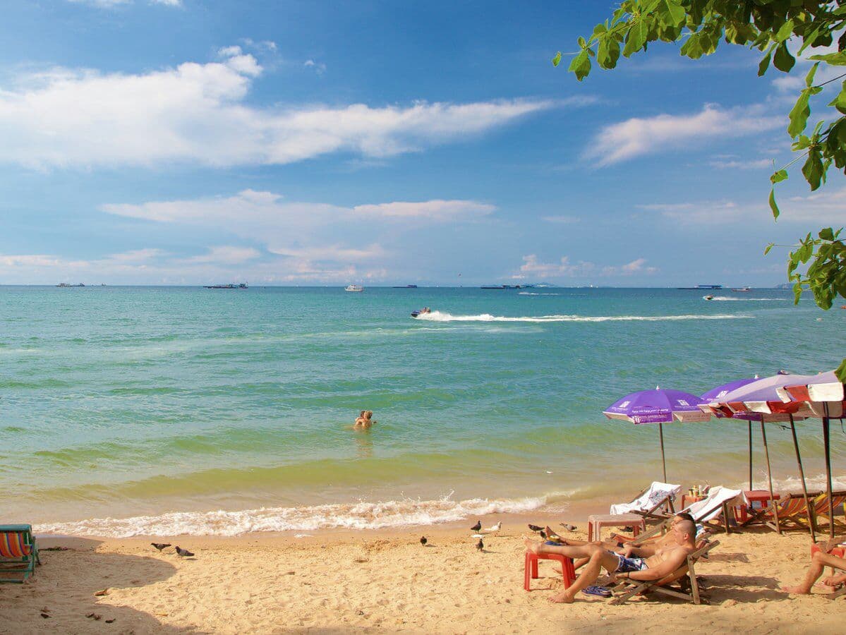 Запрет курения на пляжах нужен, чтобы туристы не травили друг друга химикатами.