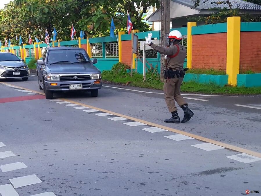 Танцующий гаишник поднимает настроение водителям в пробках на юге Таиланда.