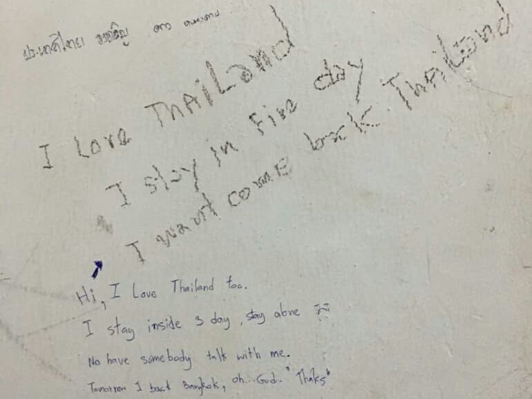 Всех таек, которые путешествуют за границей в одиночку, подозревают в проституции.