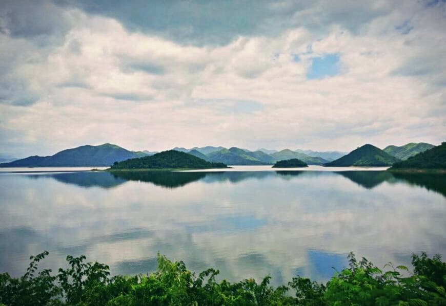 Из-за обильных ливней многие плотины Таиланда оказались на грани прорыва. Из-за обильных ливней многие плотины Таиланда оказались на грани прорыва.