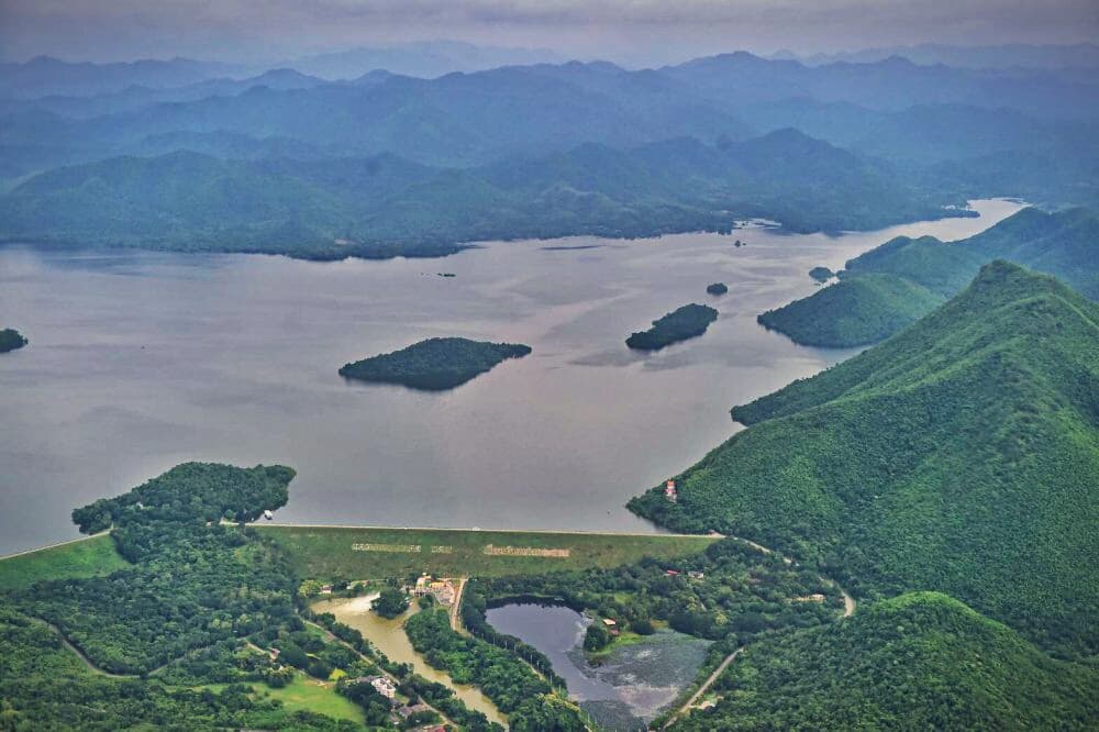 Из-за обильных ливней многие плотины Таиланда оказались на грани прорыва.