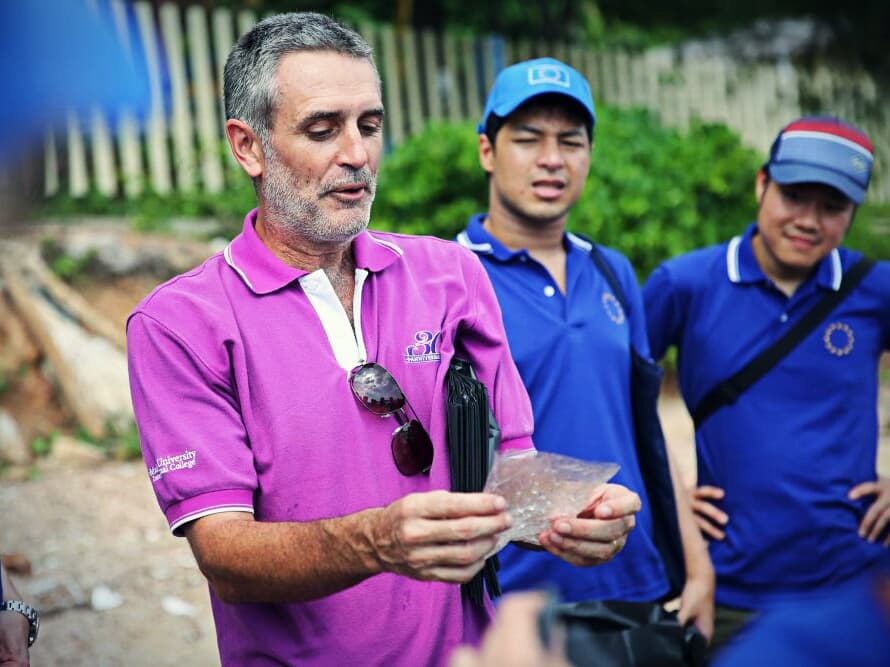 Европейские дипломаты провели субботник на пляже острова Ко-Сак в Паттайе. Европейские дипломаты провели субботник на пляже острова Ко-Сак в Паттайе.