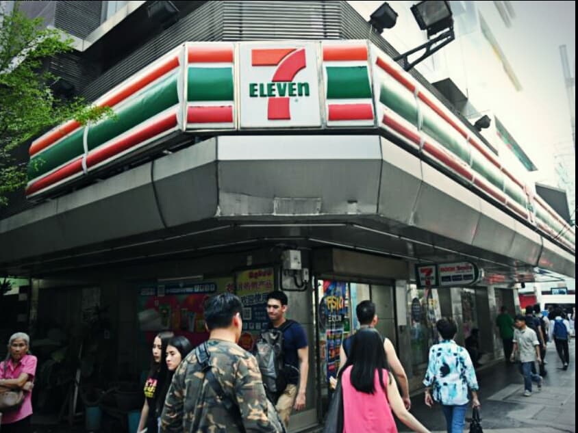 Жители Бангкока теперь могут отправлять почту через магазины 7-Eleven.