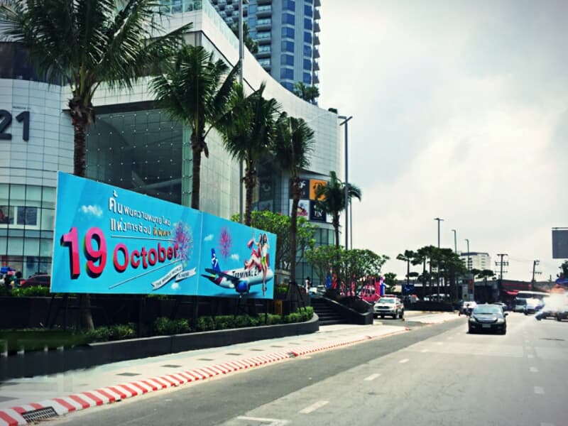 Полиция Паттайи ломает голову над устранением пробок вокруг нового ТЦ Terminal 21.