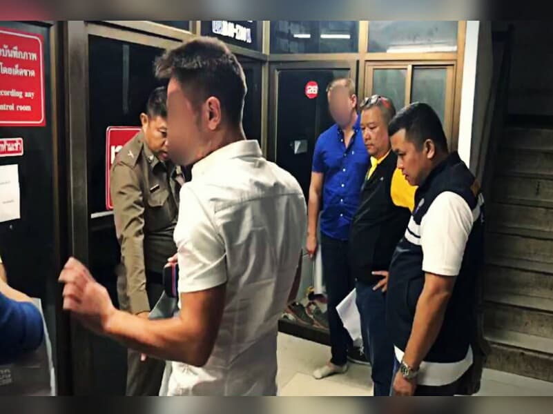 Русские, угрожавшие взорвать консульство РФ в Чонбури, арестованы и ждут депортации. Русские, угрожавшие взорвать консульство РФ в Чонбури, арестованы и ждут депортации.