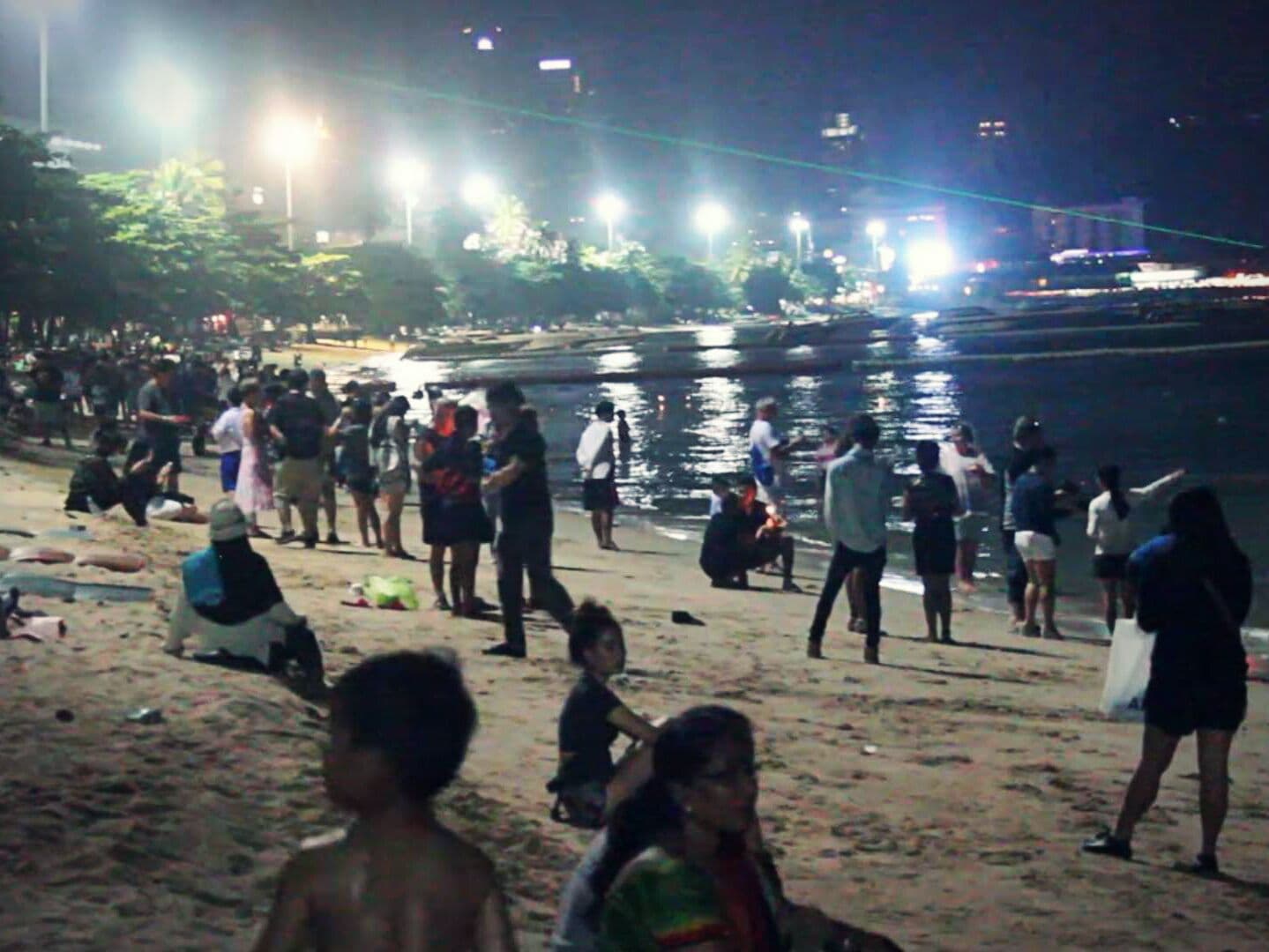 В Паттайе запретили стрельбу в воздух, фейерверки и фонарики на Лой-Кратонг. В Паттайе запретили стрельбу в воздух, фейерверки и фонарики на Лой-Кратонг.