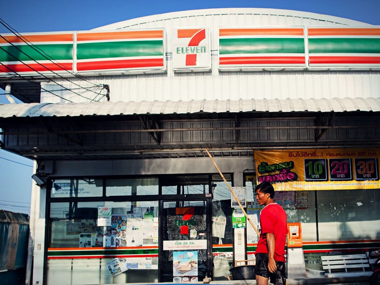 Сеть магазинов 7-Eleven запустила кампанию против пластиковых пакетов. Сеть магазинов 7-Eleven запустила кампанию против пластиковых пакетов.