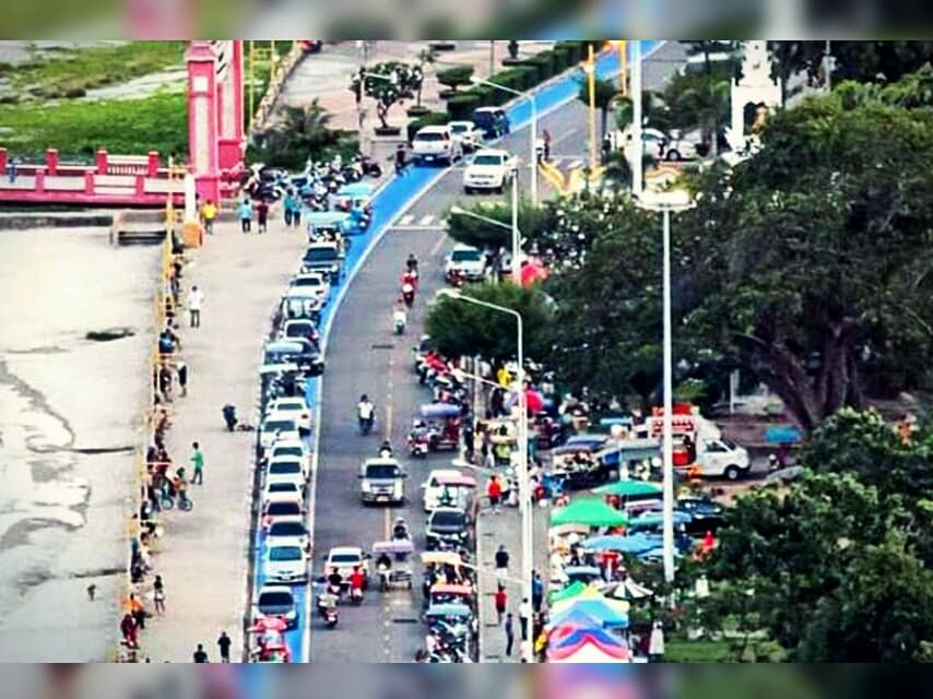 Автомобилисты сделали парковку из новой велодорожки в Прачуап-Кири-Кан.