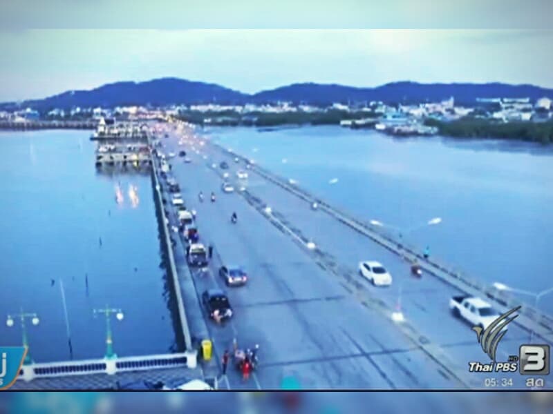 Полиция Чонбури разыскивает девушку, которая сфотографировалась голой на мосту.