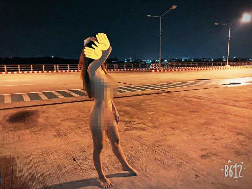 Полиция Чонбури разыскивает девушку, которая сфотографировалась голой на мосту.