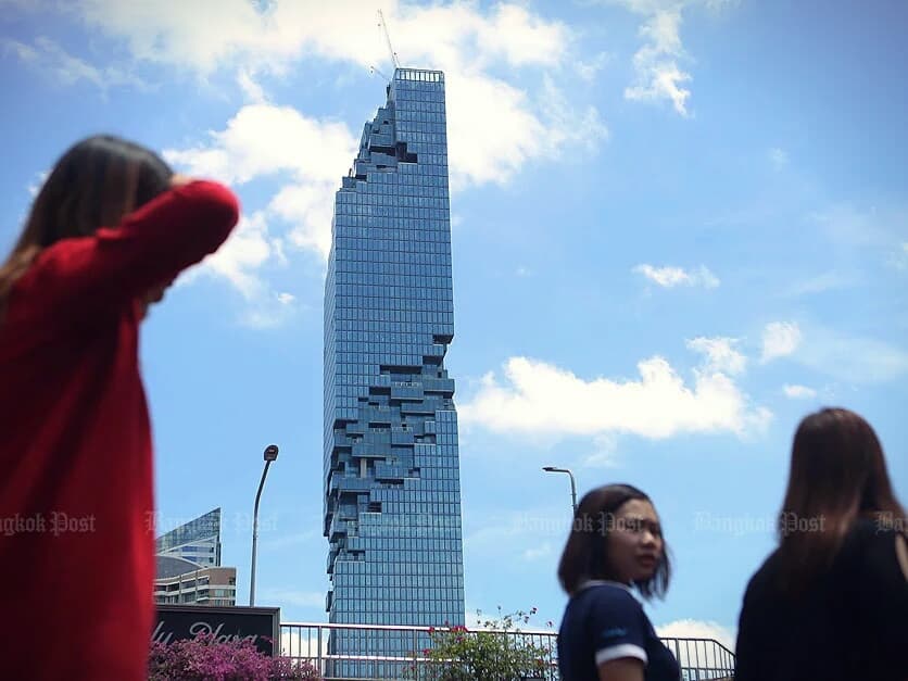 Самый высокий небоскреб Таиланда открыл прозрачную смотровую площадку. Самый высокий небоскреб Таиланда открыл прозрачную смотровую площадку.