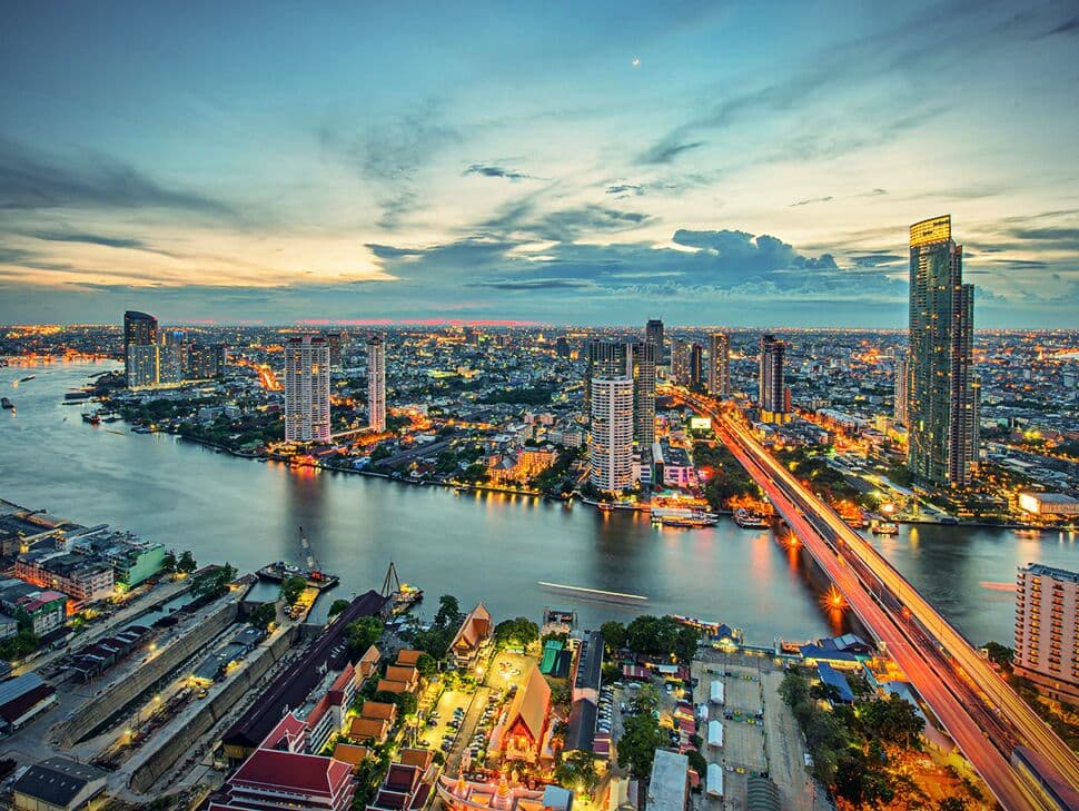 В Таиланде ищут "героя на розовом такси", который бесплатно отвез женщину в больницу. В Таиланде ищут "героя на розовом такси", который бесплатно отвез женщину в больницу.