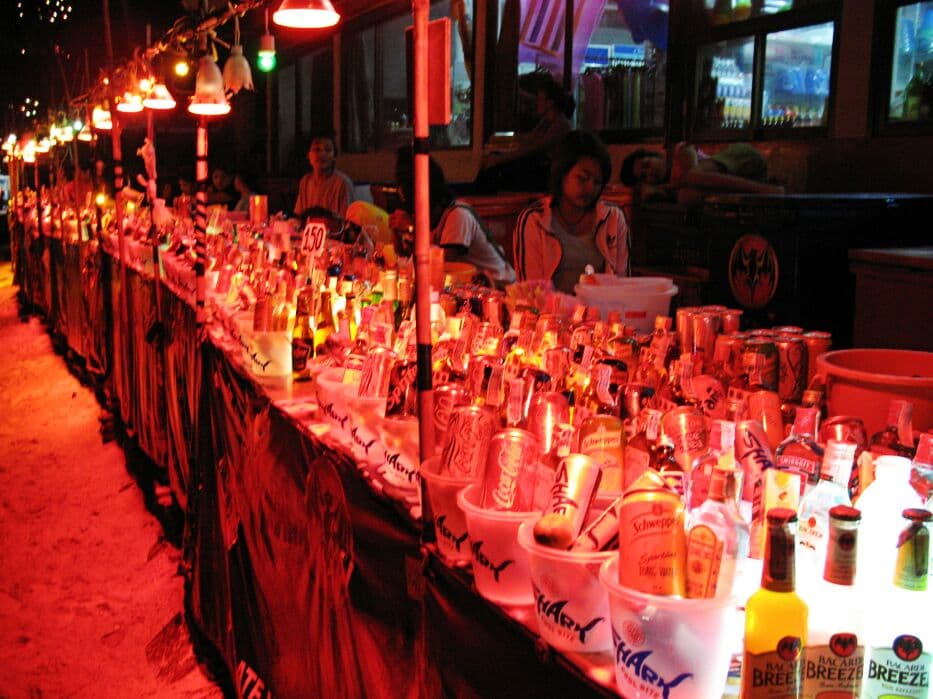 Опрос: Алкоголь и наркотики являются основной причиной насилия в Таиланде.