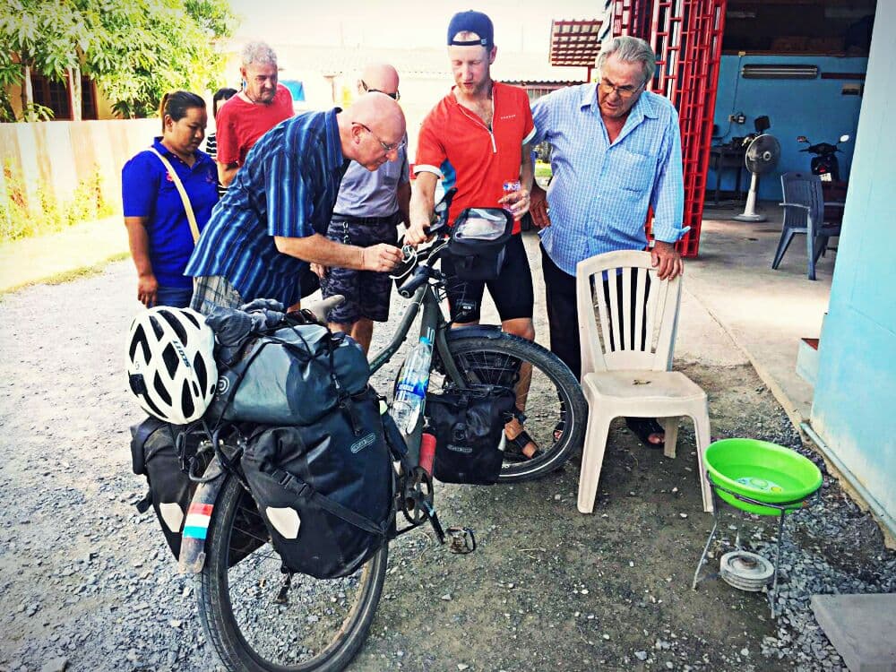 Голландский велосипедист проехал 18 тыс. км, чтобы навестить живущего в Таиланде отца.
