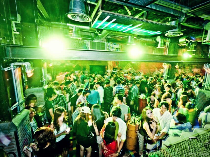 В Бангкоке полиция провела рейд в космическом нарко-баре "Nasa Pub".