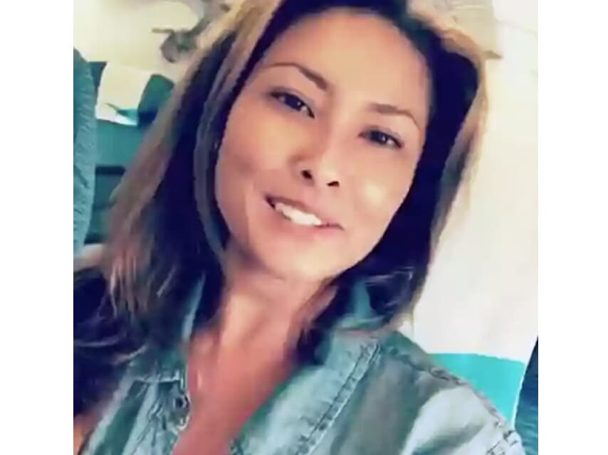 Американка станцевала на борту рейса "Бангкок - Самуи", обнаружив что она летит одна.