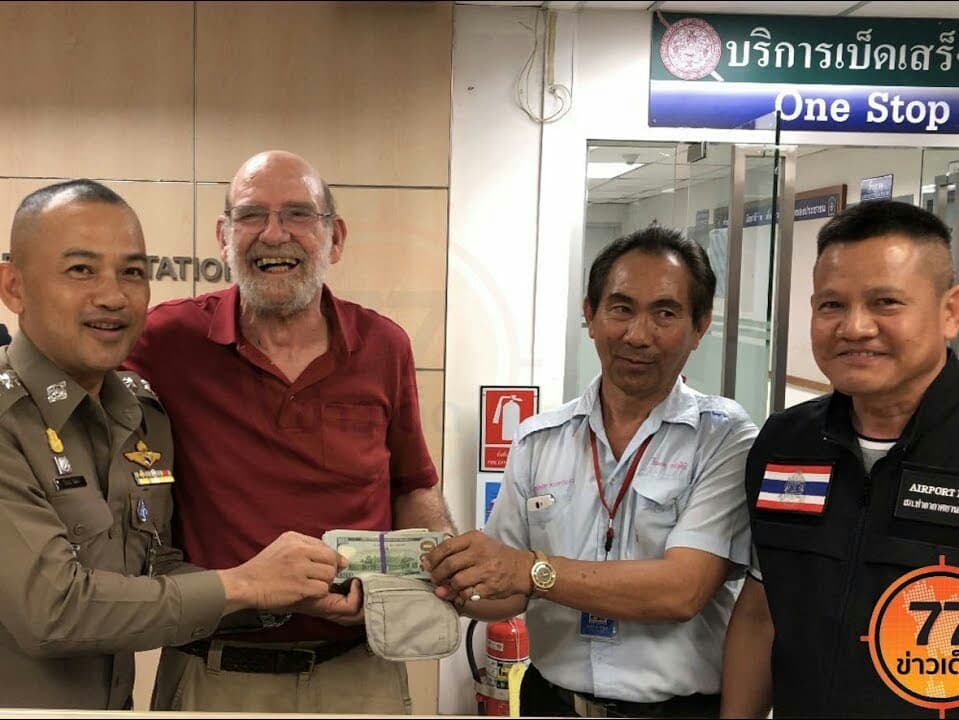 Честный таксист убедил американца остаться на пенсию в Таиланде.