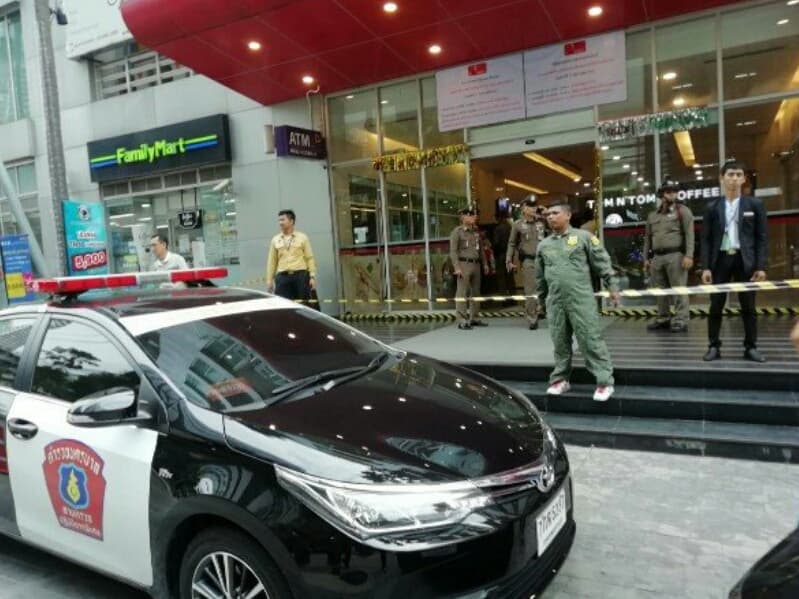 В Бангкоке полицейский застрелил туриста.