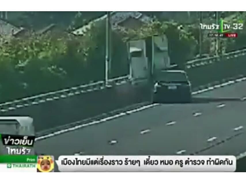 В пригороде Бангкока слепая бабка на Benz'е столкнула с моста двух мужчин.