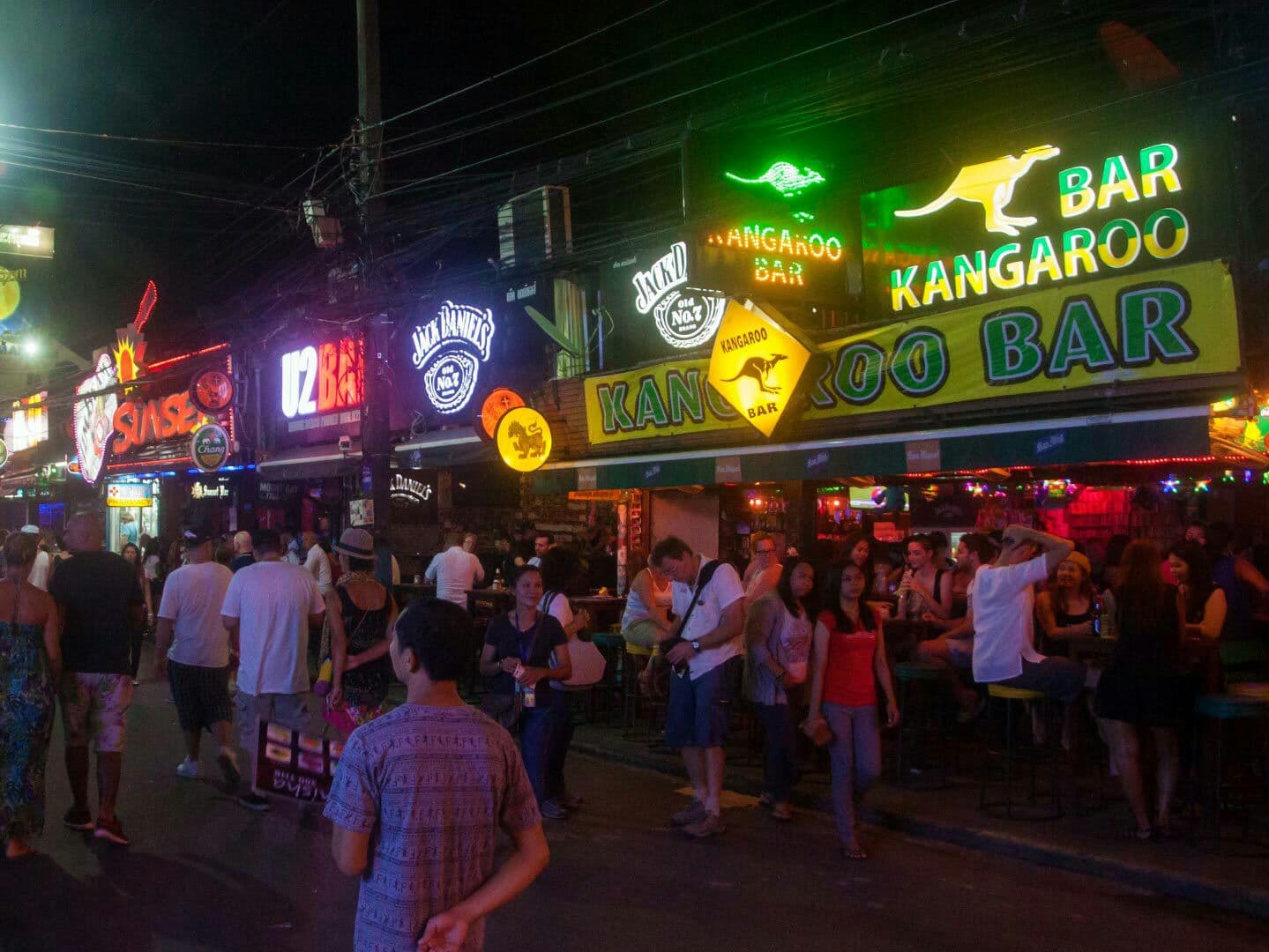 Бизнесмены Патонга жалуются на "самый плохой сезон за 10 лет". Бизнесмены Патонга жалуются на "самый плохой сезон за 10 лет".