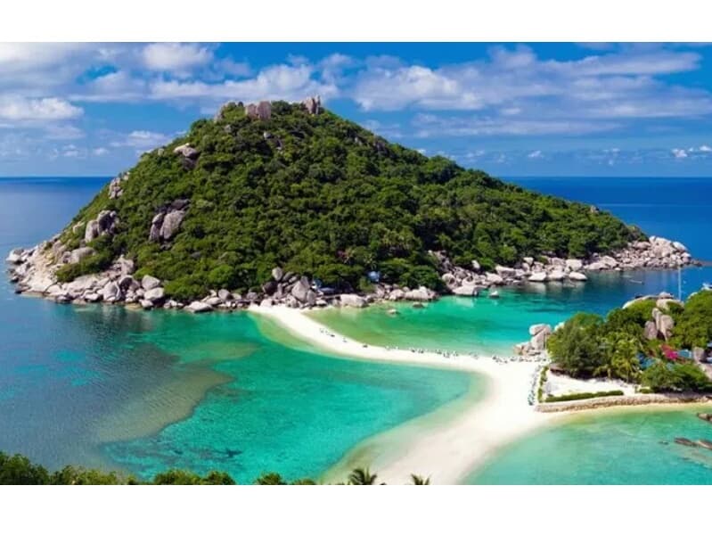 Финальная вечеринка Full Moon Party привлекла 30 тысяч человек.