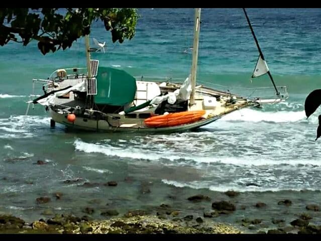 Тайланд. Новости: Заброшенную яхту из Пхукета выбросило на берег Сабанга.