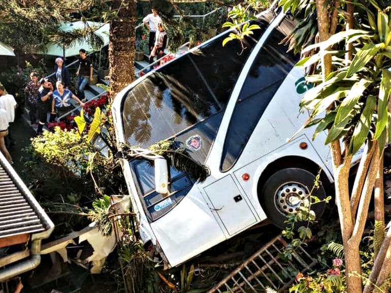 Тайланд. Новости: 10 китайских туристов пострадали в ДТП у подножия горы Сутеп.