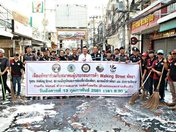 Тайланд. Новости: Полицейские Паттайи со швабрами и метлами вышли на уборку Уолкинг-стрит. Тайланд. Новости: Полицейские Паттайи со швабрами и метлами вышли на уборку Уолкинг-стрит.