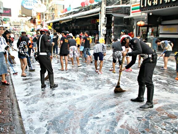 Тайланд. Новости: Полицейские Паттайи со швабрами и метлами вышли на уборку Уолкинг-стрит.