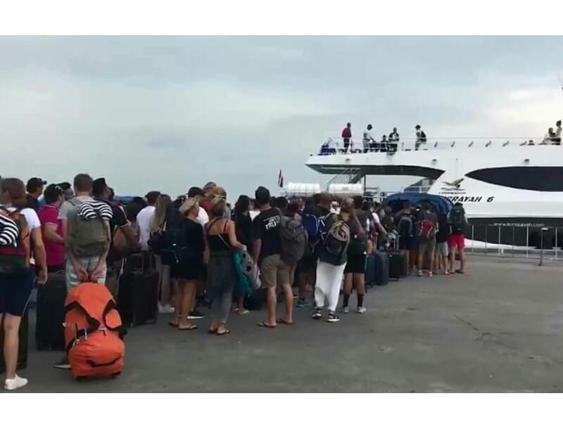 50'000 туристов сбежали с тайских островов, опасаясь шторма Пабук.