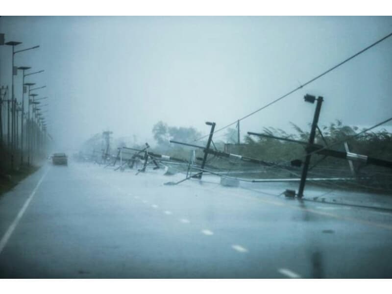 Таиланд возобновил авиарейсы и движение паромов после шторма Пабук.