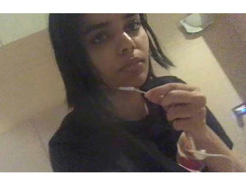 18-летняя арабка заперлась в тайском отеле, чтобы её не депортировали.