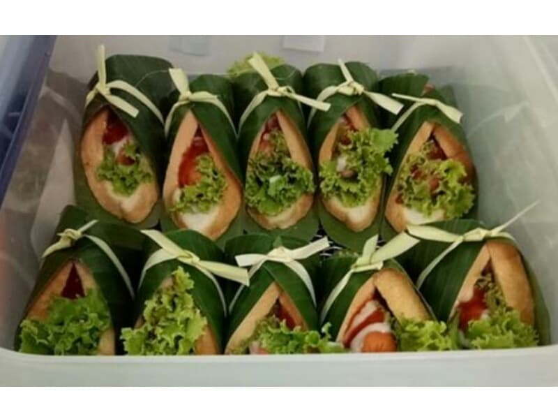 Школьница придумала для сэндвичей упаковку из банановых листьев.
