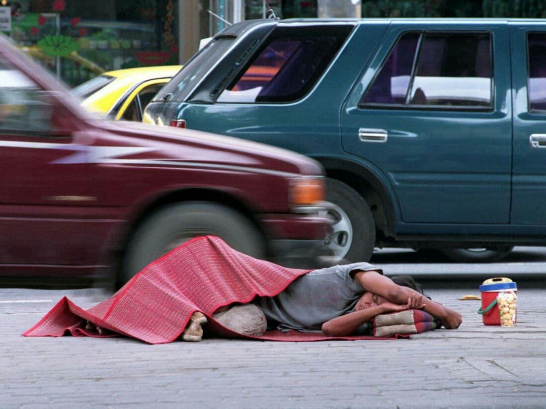 В Бангкоке растёт число бездомных и проституток.