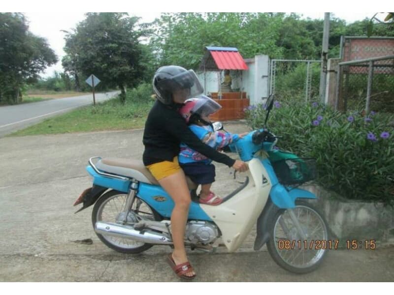 50% тайских родителей ездят на мотоцикле в шлеме, но только 1 из 14 надевает шлем на ребёнка.