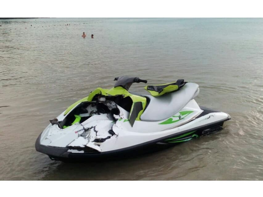 На Пхукете оштрафовали 4-х русских, которые попали в аварию, катаясь на аквабайках. На Пхукете оштрафовали 4-х русских, которые попали в аварию, катаясь на аквабайках.